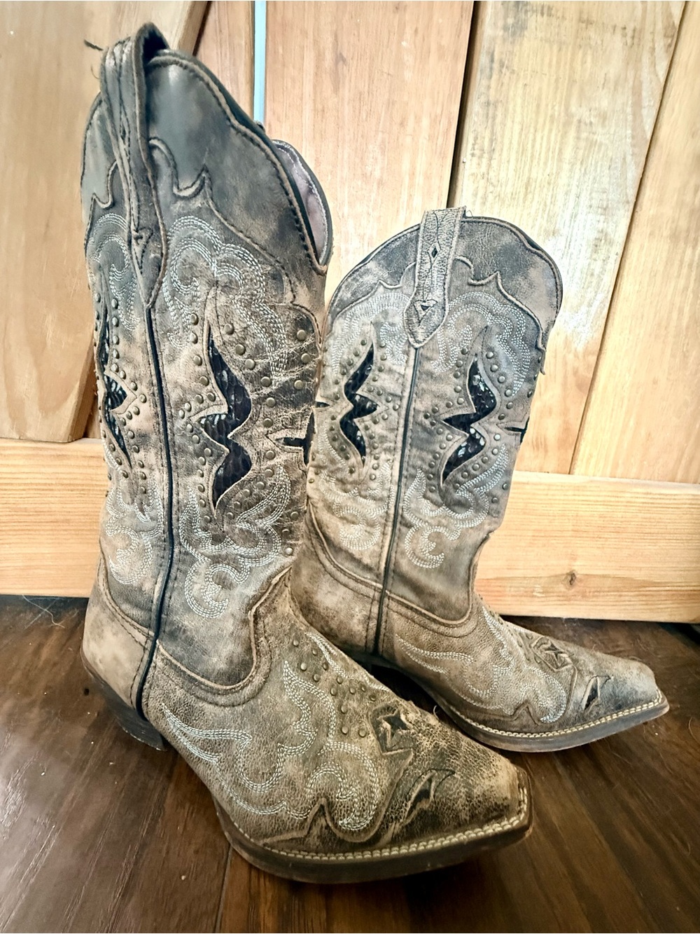 Women’s Distressed Western Heeled Boots - Brown